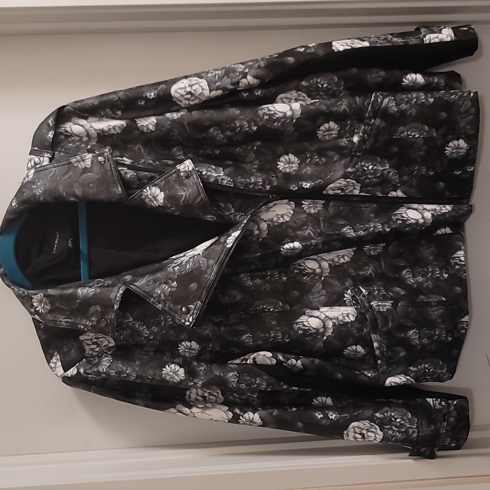 Lane Bryant Size 26/28 Like New Jacket Witj Roses Grey, Black & White